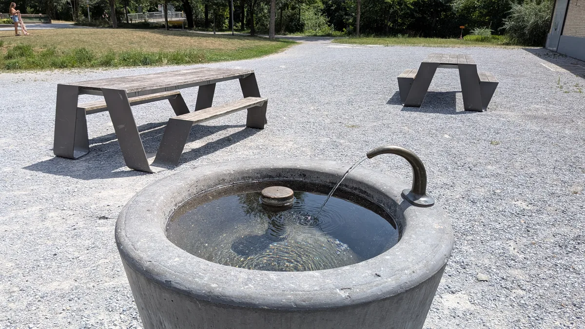 Der Picknickbereich ohne Sonnenschutz, dafür mit Wasser. Impressionen aus einem Park.